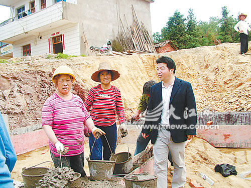 危冬发(右)在付前村了解村情民意