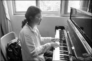 李烨在弹她写给毕业生的曲子
李烨在弹她写给毕业生的曲子