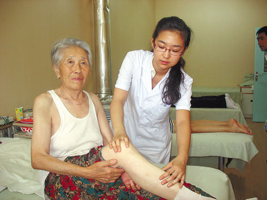 陈禹萌正在为患者治疗 陈禹萌正在为患者治疗