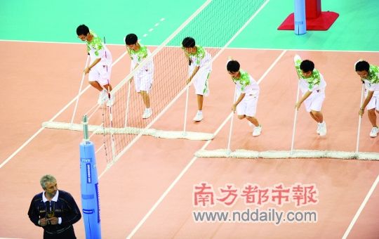 大运最牛志愿者团队 “拖地哥”个个研究生 大运最牛志愿者团队 “拖地哥”个个研究生