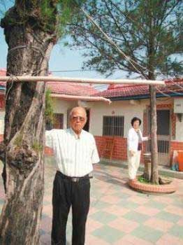 台一博士家族一天至少送出4吨“博士水” 台一博士家族一天至少送出4吨“博士水”