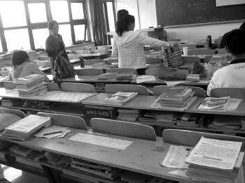 教室里的座位早被抢光了