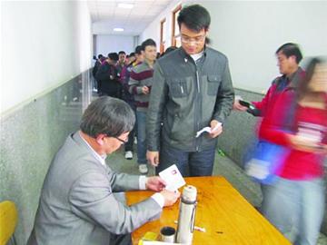 2012研究生报考人数涨三成 48岁大叔PK90后