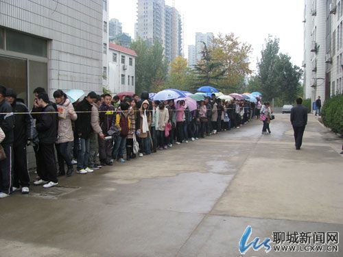 山东聊城考研大军扎堆确认 现场发号排队