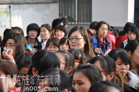 济宁考研现场确认开始 1.5万大军踏上备考路