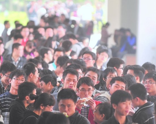 渝考研报名确认现场火 一考生排5小时