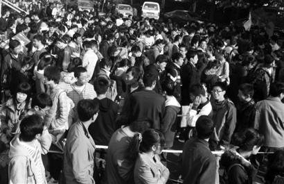 青岛考生排起长队等待现场确认。