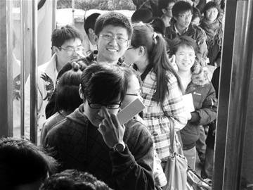 青岛考生排起长队等待现场确认。