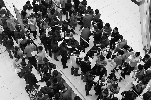 兰州交通大学考研报名确认现场,考生排起了长队。