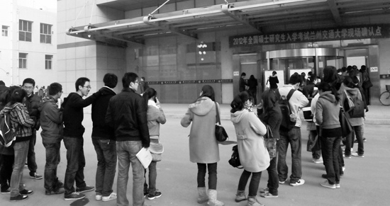 兰州交通大学考研报名确认现场,考生排起了长队