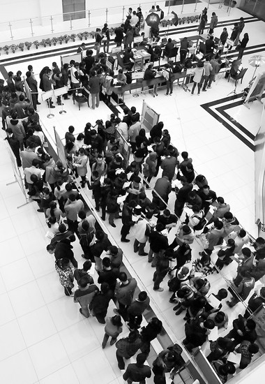 兰州交通大学考研报名确认现场,考生排起了长队