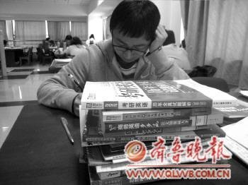 考生正在备考复习