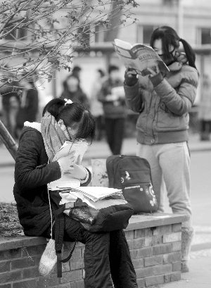 五花八门作弊工具斗“史上最严硕士考”