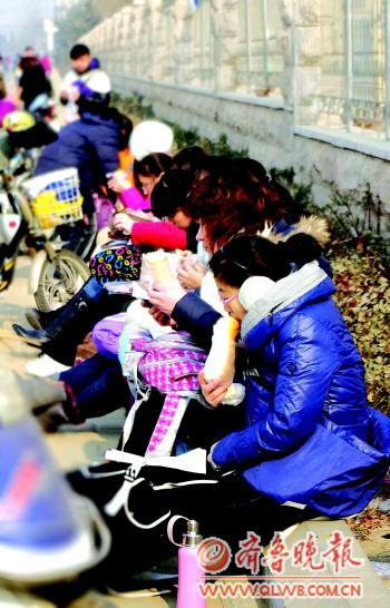 考研点周边饭店太少 考生无奈路边啃面包