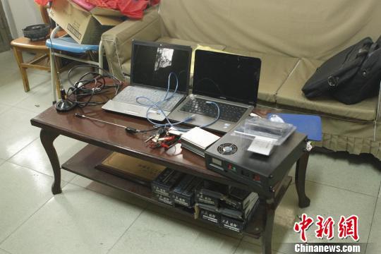 图为在宾馆内发现的作弊工具邯郸市无线电管理局供图