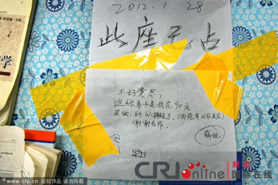 许多占不到桌的学生,自费购买桌椅,搬进自习室。