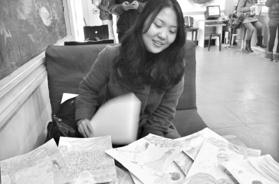 田云飞向记者介绍自己如何创作儿童体哲理漫画