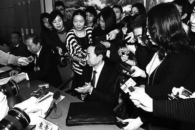 记者围住袁贵仁部长采访