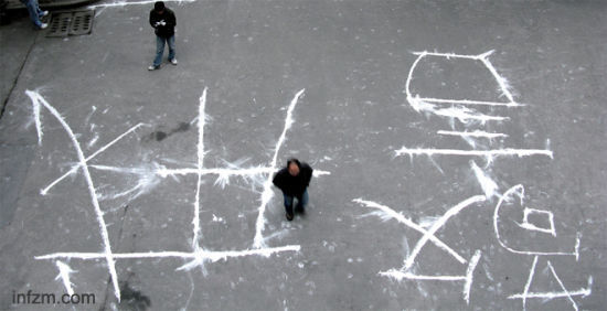 研究生考试某考场外,操场上写着“警戒”二字。在警卫森严的表象下,多门考试答案早已越过“警戒线”。