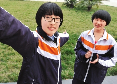 李文霏(左)和叶晰萌考上了西安交大少年班。