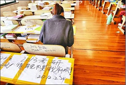 在山师大的多个网络实验室内,为了考研复习占座的学生们花样百出,各种占座标语、提示写满了每套桌椅。