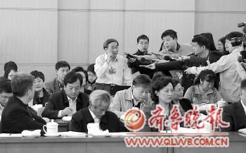 3月7日,在全国两会教育界联组讨论现场,葛剑雄向教育部部长袁贵仁提出考研试题泄露事件,要求教育部给出答复并道歉。