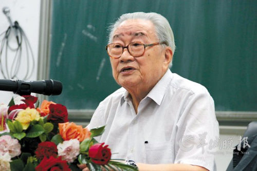 著名行政学家、“中国MPA之父”夏书章教授正在向大学生们讲述自己的大学生活。