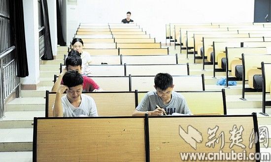 武汉高校频现“刷夜族”为考研论文而战