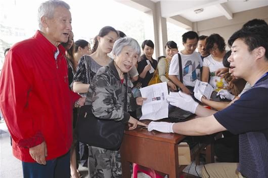 我国早期女空降兵马旭(图中)