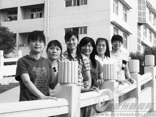 考研“金花”在校园里合影。