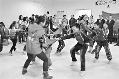 研究生姐姐带着孩子们做游戏