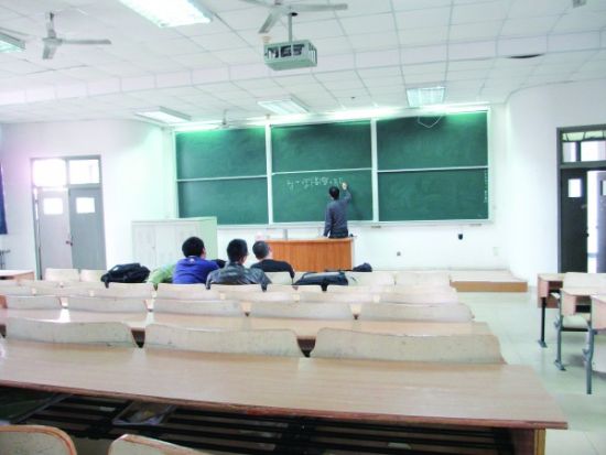 大四生忙考研找工作 20人课堂逃得还剩仨