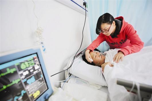 大四女备战半年考研 为救病母放弃考研日夜守候