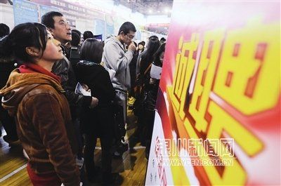 当天的招聘会吸引了区内外的230余家企业参加,共提供8500余个就业岗位,有1.5万人前来应聘。