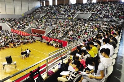 山东某体育馆内,近四千名来自各个高校的考研大学生参加2013年考研辅导班,听取考研专家的课程